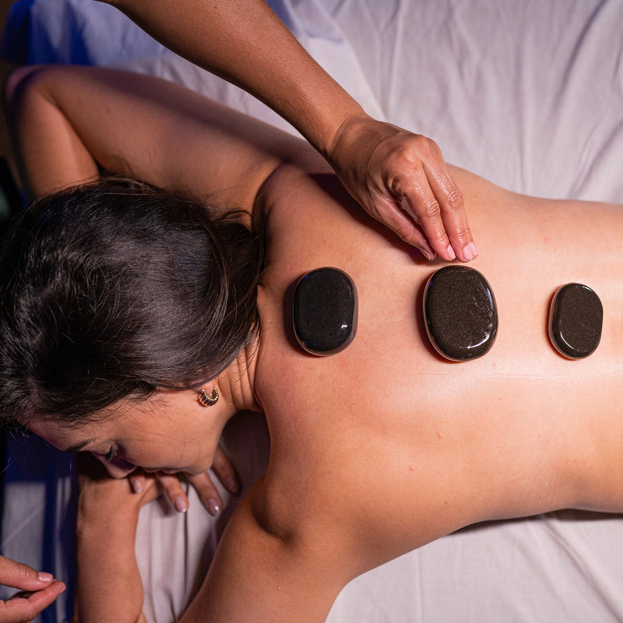 MASSAGEM COM PEDRAS QUENTES